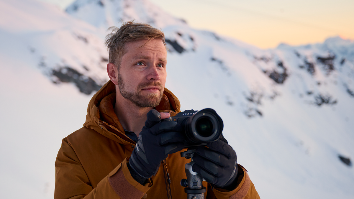 Albrecht Voss taking photos in the Alps with the Vallerret Markhof Pro V3 Photography Gloves